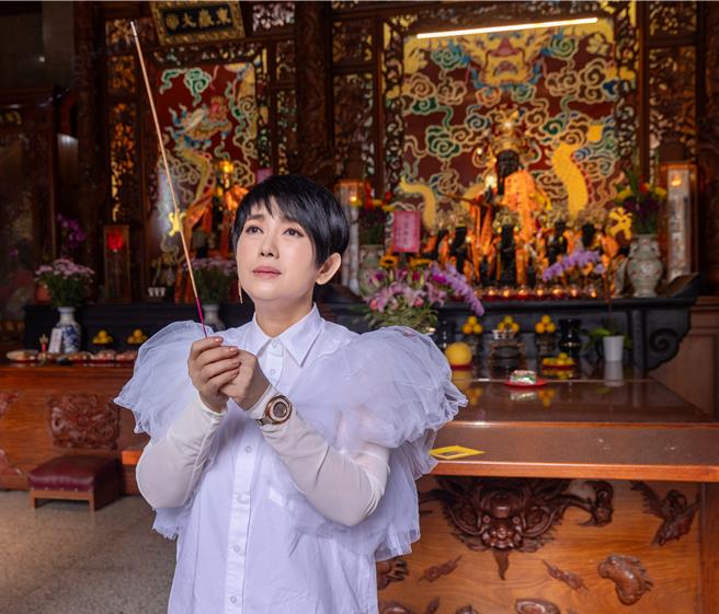 周思洁拜法主公祈求龙年心想事成、家人平安。（罗永铭摄）