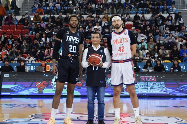 莱尔富营运长陈建成（中）28日担任PLG赛事开球嘉宾。（莱尔富提供／朱世凯台北传真）