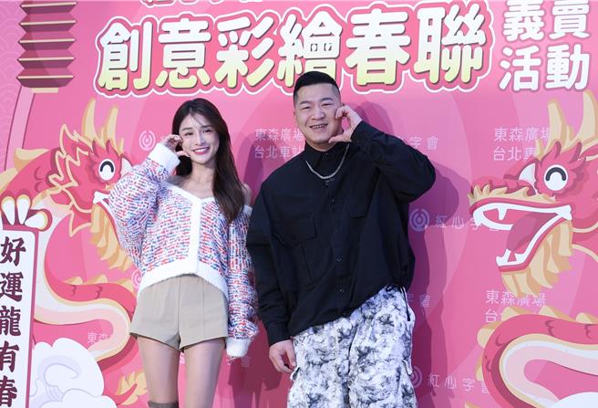 林岱萦（左）、草爷（右）现身公益活动。（陈俊吉摄）