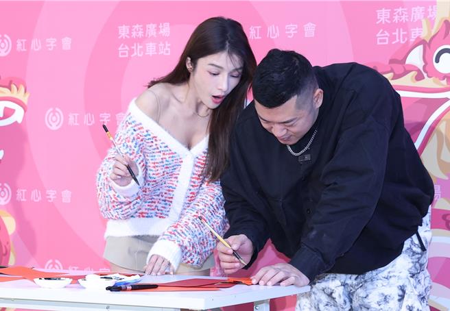 林岱萦（左）惊讶看草爷画春联，还小露性感。（陈俊吉摄）