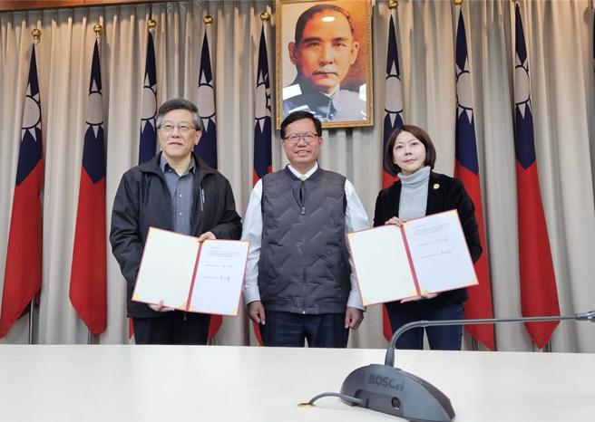 行政院副院長鄭文燦（左二）與勞動部等主管機關積極協調、協助下，28日晚間長榮航空勞資雙方就勞資爭議逐項達成協議。（機師工會提供／蔡亞樺台北傳真）