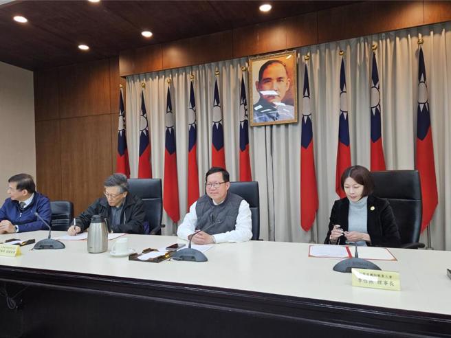 行政院副院長鄭文燦（左二）與勞動部等主管機關積極協調、協助下，28日晚間長榮航空勞資雙方就勞資爭議逐項達成協議。（機師工會提供／蔡亞樺台北傳真）