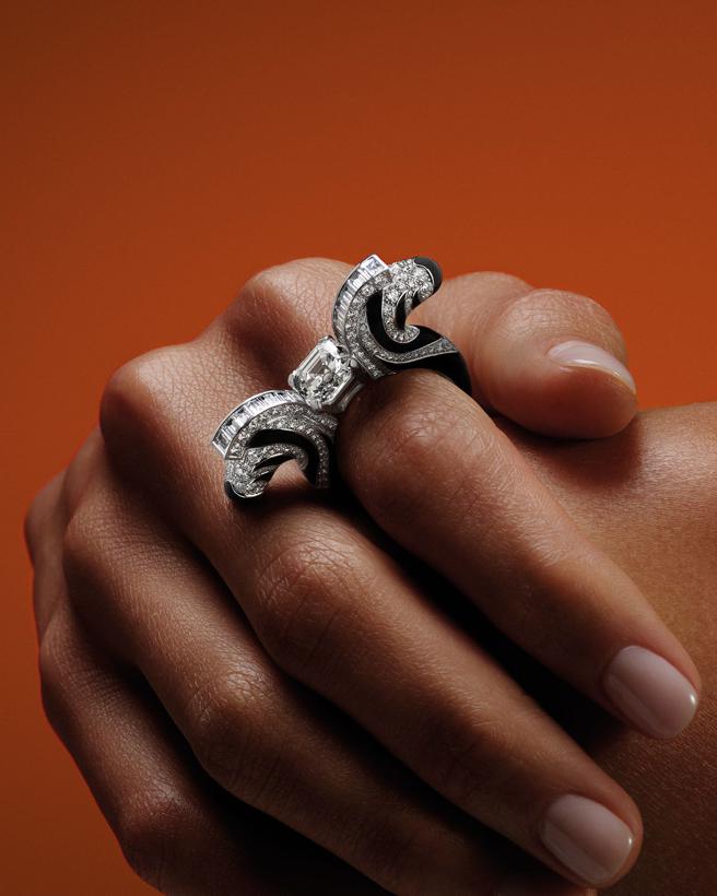 De Beers Forces of Nature系列珠寶，以斑馬的黑白條紋為靈感打造戒指，850萬元。（De Beers提供）