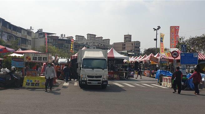 屏东县政府考量玉皇宫周边居民不便，今年不同意天公生时摊商在停车场摆摊。图为往年摆摊状况。（民眾提供／谢佳潾屏东传真）