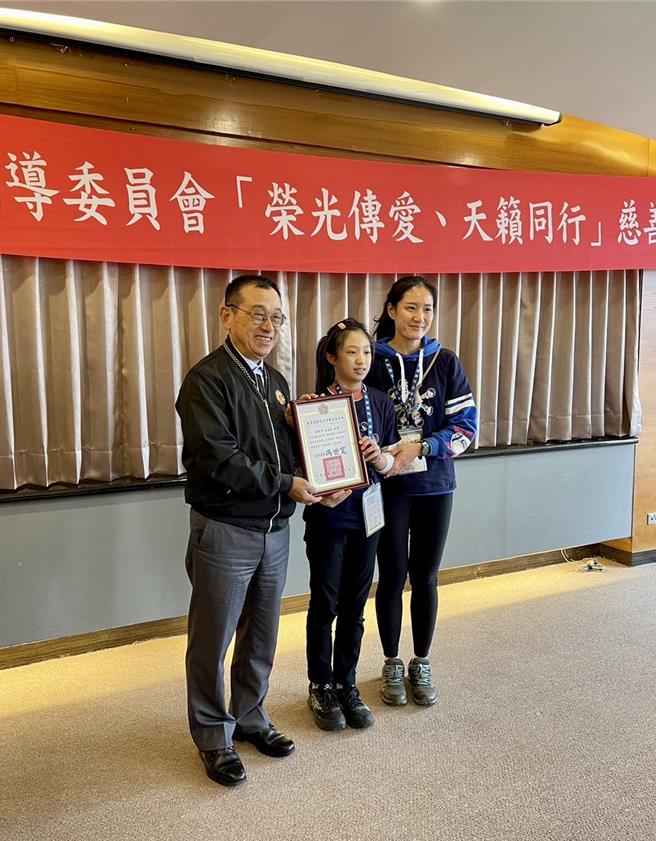 退輔會「榮光傳愛、天籟同行」慈善義演溫暖展開，由副主委傅正誠主持開幕。退輔會提供。