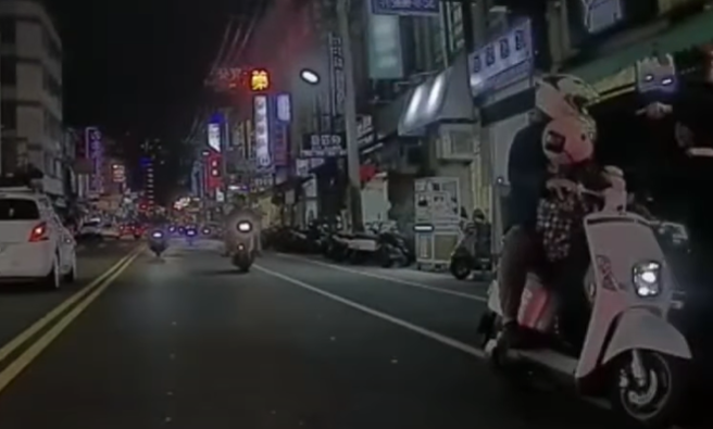 有父女檔骑车遭休旅车鬼切，上前理论竟被狂谯脏话，还呛「没遇过坏人吗」。（ 图／ 翻摄自「WoWtchout-地图型行车影像分享平台」）