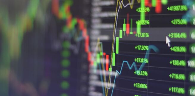 台股距兔年封关只剩六个交易日、指数又站上万八的近期高点，市场近关情怯。投资专家表示，封关前仍有红包行情可以期待。图／Unsplash