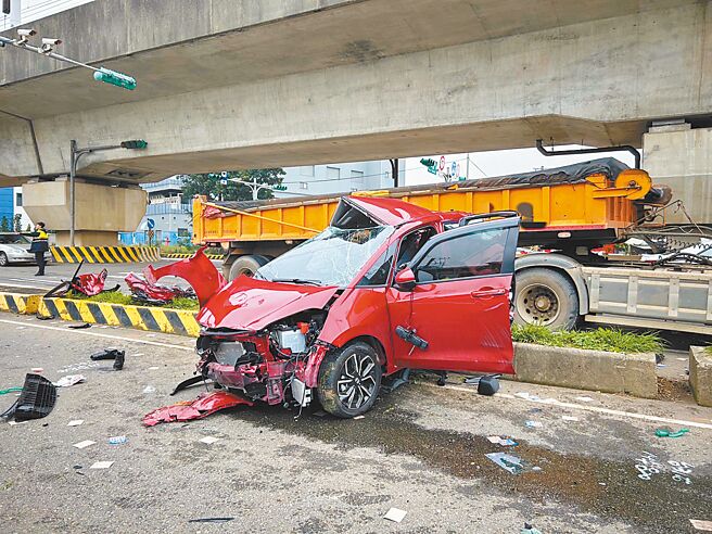 桃园市中坜区高铁南路27日发生严重车祸。（警方提供／吕筱蝉桃园传真）