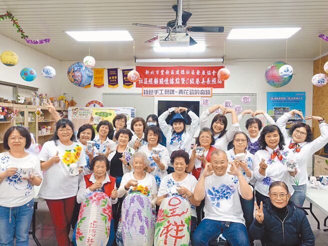 新北市鶯歌區建德社區發展協會開設青花瓷繪製課程，吸引許多長者報名，不僅多次獲獎，也串起在地人老中青世代。（柯毓庭攝）
