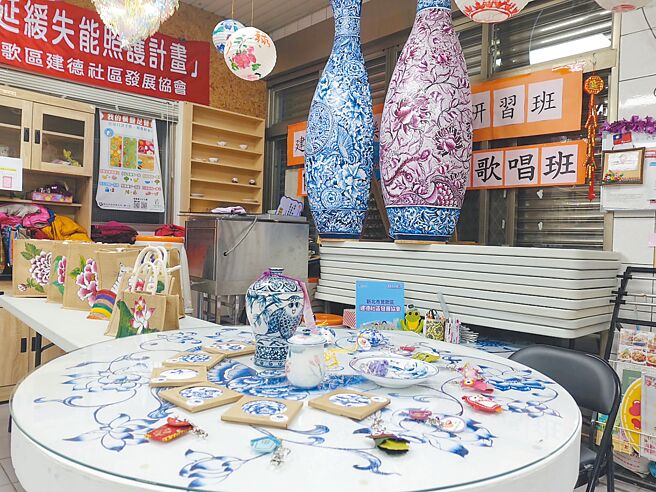 建德社區的青花瓷課程成品優美，是參與社區再造比賽的常勝軍，社區也會將作品義賣，並將義賣所得用來回饋社會。（柯毓庭攝）