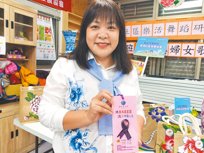 新北市鶯歌區建德社區發展協會總幹事林郁君將社區陶藝產業結合性平、反暴意識，委託專業陶瓷工廠燒製象徵反暴力的紫絲帶。（柯毓庭攝）