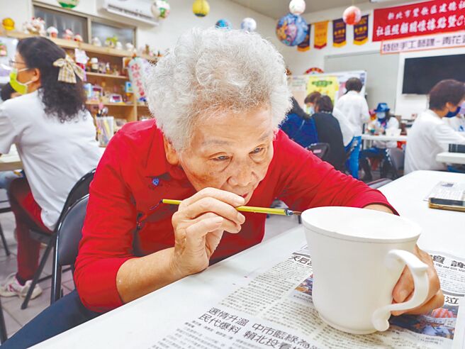 82歲邱奶奶從苗栗遠嫁新北鶯歌區50餘年，卻在參與建德社區發展協會的青花瓷繪製課程後，才覺得自己真正成為鶯歌人。（柯毓庭攝）