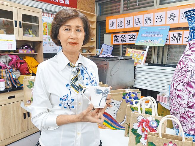 志工廖奶奶說，她參加青花瓷繪製課程後獲得滿滿成就感，孫子還會委託她畫東西，孫女也會和她一起來上課，讚許「協會串起了老中青的感情」。（柯毓庭攝）