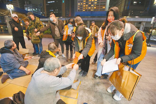 仕招慈善事业基金会26日举行2024春节关怀街友活动，发放红包时同时向街友们道声「新年快乐」。（杜宜谙摄）