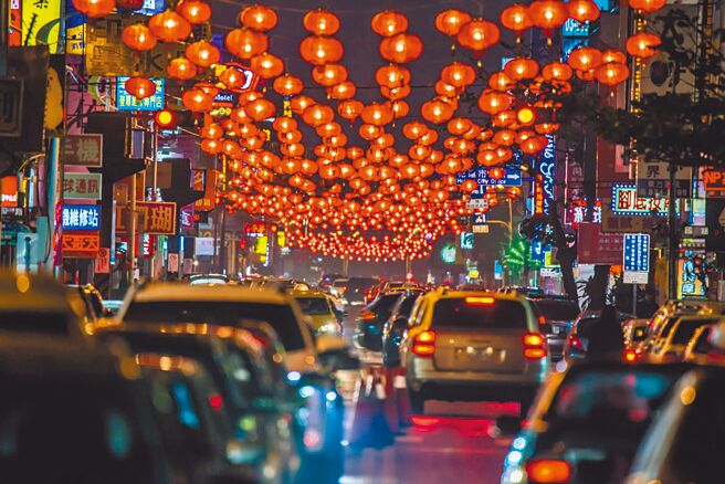 花蓮市區年節街景，高掛2萬盞大紅燈籠，如空中紅毯迎賓。 （花蓮縣政府提供／王志偉花蓮傳真）