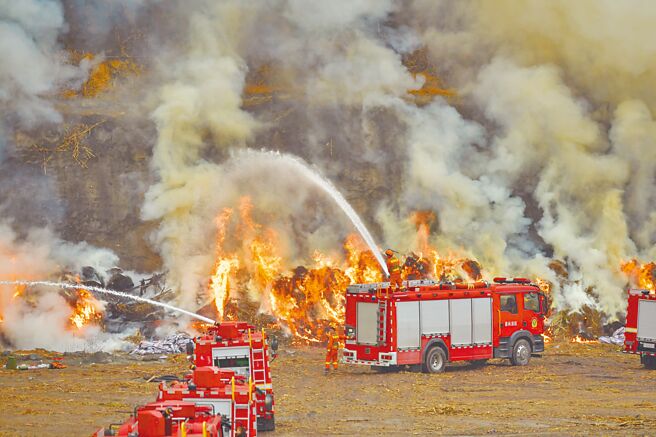 大陸近日接連發生多起火災等公共安全事件，造成重大傷亡，大陸應急管理部26日發布通知，要求進行整頓、排查和演練，許多省市的一把手也帶頭要求防範公安事件發生。圖為四川省近日舉行森林火災聯合應急演練。（中新社）