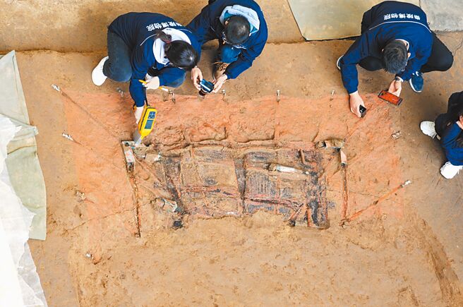 考古人員在秦始皇帝陵1號陪葬墓的墓道中發掘出一輛四輪獨輈車。（中新社／秦始皇帝陵博物院提供）