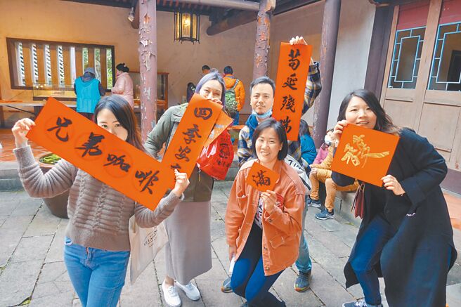 國定古蹟林本源園邸28日舉辦「福運龍來．龍年春聯喜相贈」活動，民眾可至服務台領取號碼牌，免費兌換七字春聯或四字春聯及斗方。（新北市文化局提供／陳慰慈新北傳真）