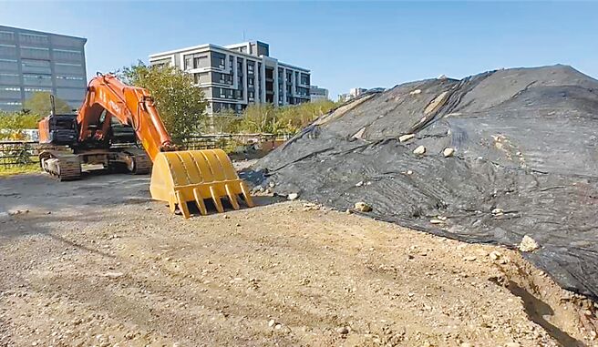 民眾黨主席柯文哲選前被爆名下持分新竹隆恩段農業用地違規做停車場使用，新竹市府要求限期改善，自去年12月開挖後已過1個多月，進度仍停擺。（本報資料照片）