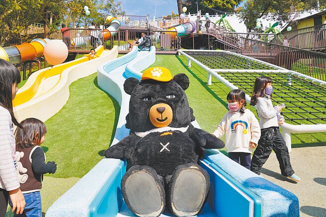 員林市百果山溜滑梯，因設施不符合現今遊具法規遭拆除，為此參山處投入2350萬元經費整修，27日終於完工啟用，吸引許多民眾前往「復刻回憶」。（吳建輝攝）