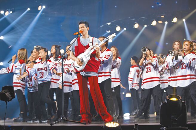 萧敬腾27日受邀登上台视《2024超级巨星红白艺能大赏》，与福音团合作演出。（华纳音乐提供）