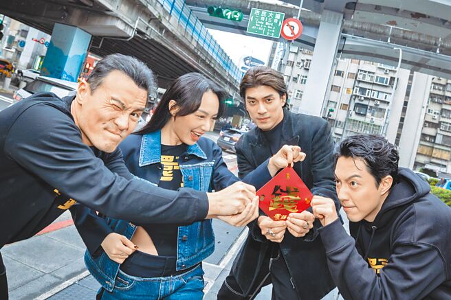 李銘忠（左起）、蔡思韵、林哲熹、蔡凡熙27日出席活動，送「錢」字春聯給觀眾。（甲上娛樂提供）