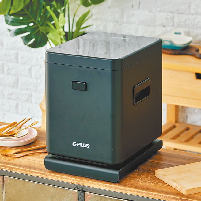 GPLUS厨余达人家用厨余乾燥机的抗UV机身材质搭配独家防潮底座，除了室内也能放在阳台或室外，8800元。（GPLUS提供）