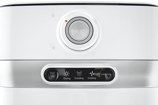 SmartCara极智美型厨余机提供智慧语音告知使用状态与异常判断，更贴心设有两段式旋钮安全锁，避免误触受伤的风险。（恒隆行提供）