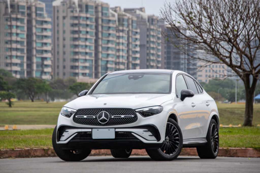 Mercedes-Benz GLC 300 4MATIC Coupe售價330萬元，試駕車（見圖）另選配MANUFAKTUR特殊漆「瓷釉白」（3.5萬元）及其他多項選配。（陳大任攝）
