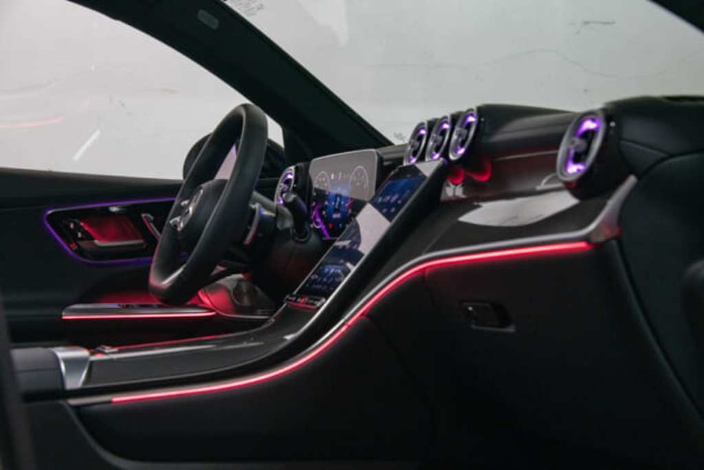 車艙環景式內裝照明以64色氛圍燈勾勒出優雅的線條。（陳大任攝）