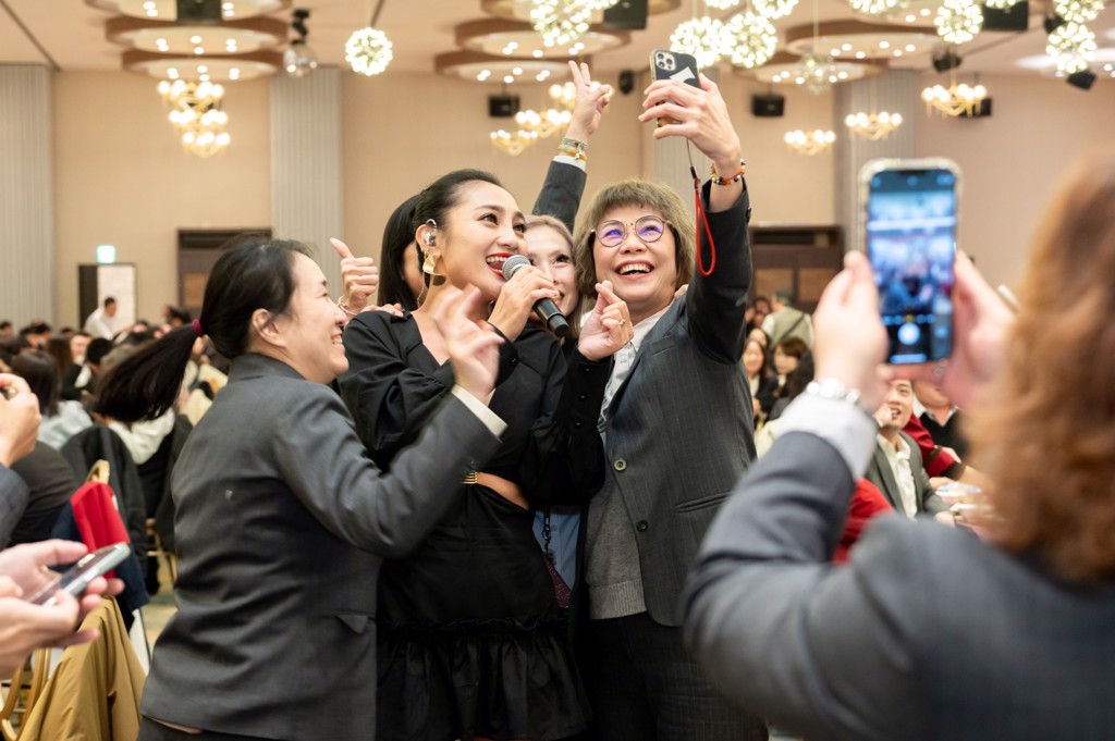 實力派唱將葉瑋庭（圖中）與永慶北區加盟四品牌的夥伴合影同歡。(圖/永慶房產集團)