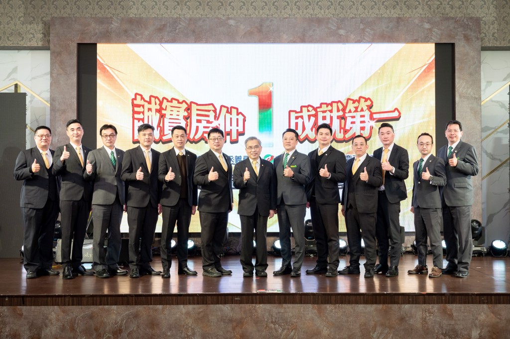 永慶房產集團加盟事業處董事長劉炳耀（圖中）感謝所有北區店東長持續落實「誠實房仲」的理念，贏得消費者肯定。(圖/永慶房產集團)