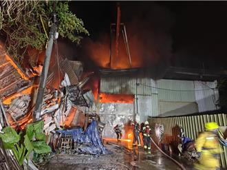 深夜基隆石化工廠大火 一度閃燃驚險撲滅廠房全毀