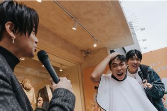 王ADEN签唱会上演剃光头实境秀 高尔宣来狠招「开出高速公路」