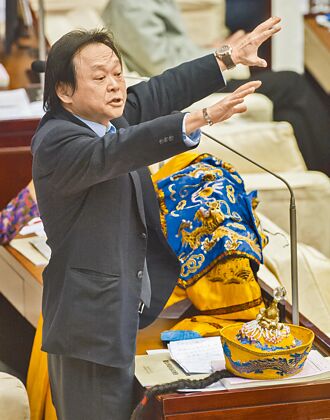 王世堅酸柯迷戀龍袍 隔10天才還