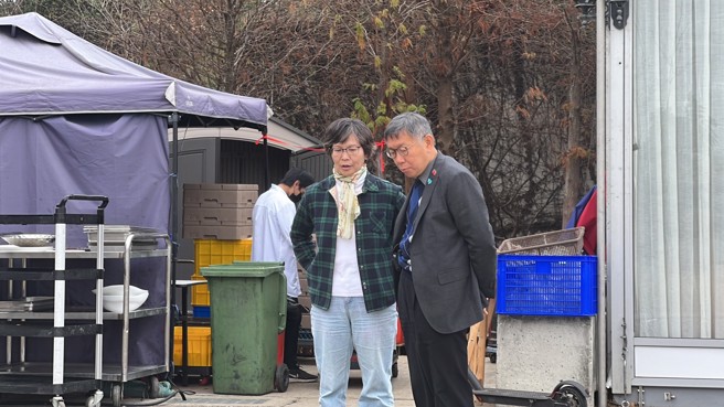 民眾黨主席柯文哲（右）與前立委蔡壁如（左）私聊近10分鐘。（資料照，吳建輝攝）