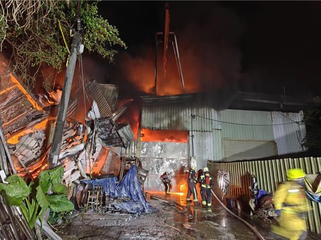 基隆市安乐区安和一街一处石化工厂凌晨发生大火，消防单位动员超过50名消防人员全力灌救。（翻摄照片／张志康基隆传真）