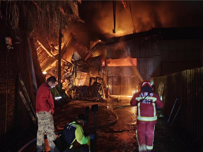 基隆市安乐区安和一街一处石化工厂凌晨发生大火，消防单位动员超过50名消防人员全力灌救。（翻摄照片／张志康基隆传真）