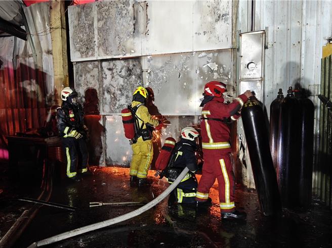 基隆市安乐区安和一街一处石化工厂凌晨发生大火，消防单位动员超过50名消防人员全力灌救。（翻摄照片／张志康基隆传真）