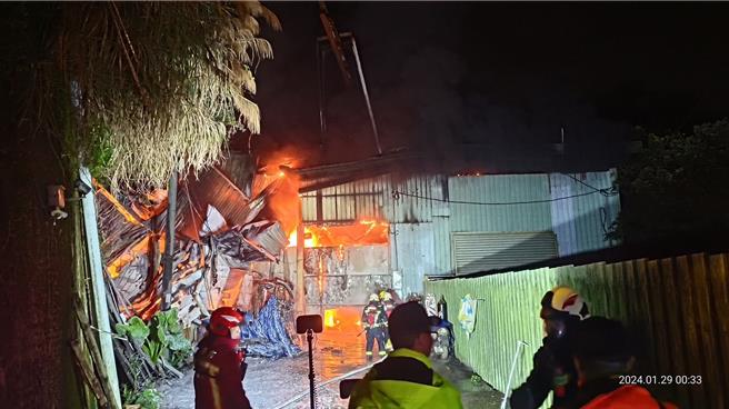 基隆市安乐区安和一街一处石化工厂凌晨发生大火，消防单位动员超过50名消防人员全力灌救。（翻摄照片／张志康基隆传真）