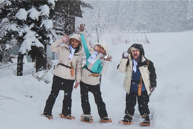 严艺文（左起）、杨贵媚、锺欣凌在日本秋田拍摄《老少女奇遇记2》。（桂田文化艺术基金会、桂田文创提供）