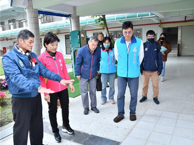 花莲吉安乡立幼儿园建物耐震能力不符合当今需求，乡公所为此争取及自筹逾1363万元，替幼儿园进行耐震补强工程，去年底完工后，乡长游淑贞（左二）日前特别前往验收，仔细检视工程品质。（吉安乡公所提供／罗亦晽花莲传真）