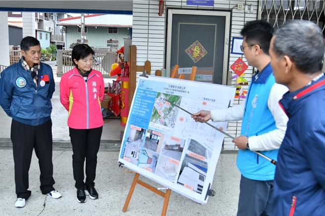 花莲吉安乡立幼儿园建物耐震能力不符合当今需求，乡公所为此争取及自筹逾1363万元，替幼儿园进行耐震补强工程，去年底完工后，乡长游淑贞（左二）日前特别前往验收，仔细检视工程品质。（吉安乡公所提供／罗亦晽花莲传真）