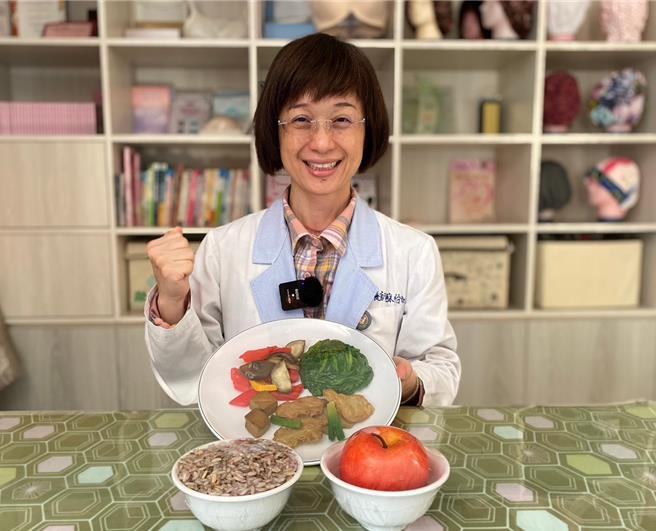 高医冈山医院筹设营运处营养室副主任苏怡如（见图）建议癌症病患应均衡饮食，不要过度担心体重的问题。（高医冈山医院筹设营运处提供／林瑞益高雄传真）