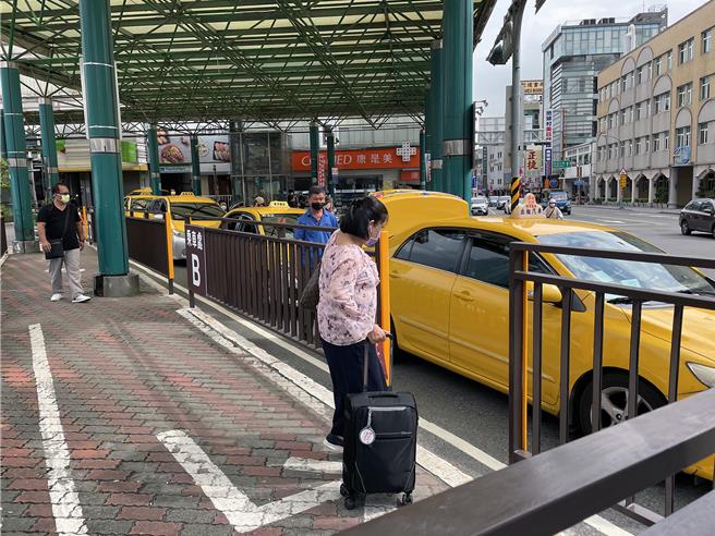 农历春节将届，台南市政府交通局29日宣布，今年的计程车春节加成期间，将从2月5日至2月14日，一律按照原运价再加收50元。（交通局提供／洪荣志台南传真）