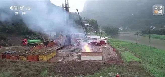 河南发现大油田：24小时自喷17.13吨，估算资源量将达1.07亿吨。（央视新闻）