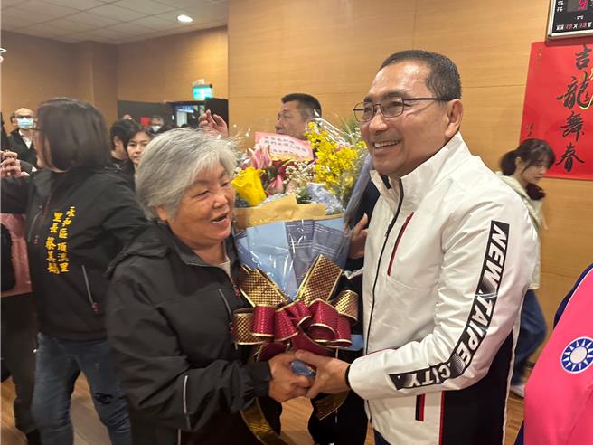 侯友宜29日上午前往永和国父纪念馆，出席市长行动治理座谈会议，会前他接受竹林里长王素娥送上的鲜花。（高钧麟摄）