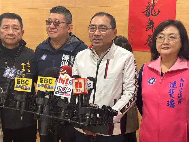 新北市长侯友宜出席市长行动治理座谈会议，受访时指出党与党之间有很多种协调沟通方式，只要大家有共同的共识，最重要是要「以民为天」。（高钧麟摄）