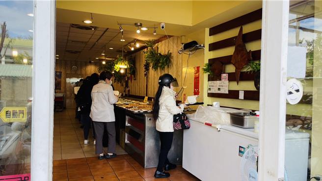 台东知名自助便当店业者日前逮获内贼，今如常营业，人潮络绎不绝。（萧嘉蕙摄）