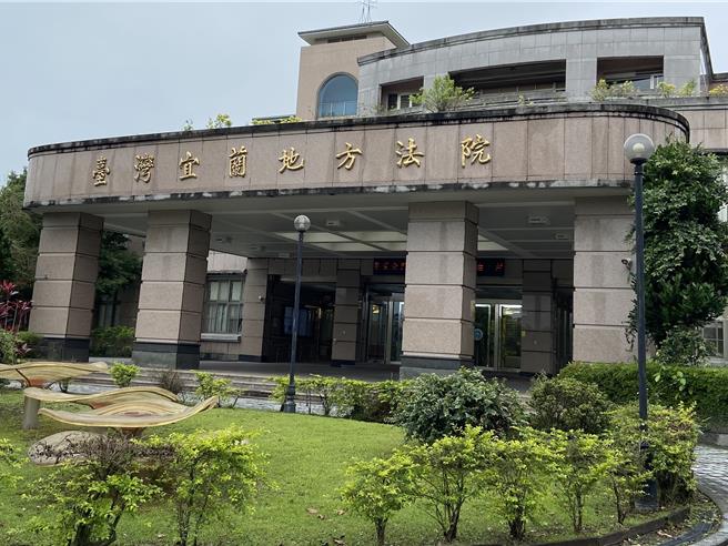 宜蘭縣政府衛生局臨時人員游志僥，因沉迷線上博弈網站賭博投資失利，利用職務之便填寫不實請購單採購禮券，詐得1769萬元，宜蘭地方法院審結，處有期徒刑6年，褫奪公權3年，並沒收犯罪所得。（吳佩蓉攝）